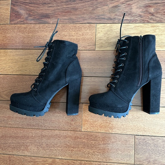 Wild Diva Vivian Block Heel Lug Platform Black Lace-Up Boots with Zip Up Sides - Picture 8 of 10